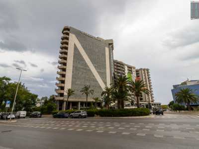 ...per ritrovarci nuovamente su via Matarrese. Ed ecco davanti a noi apparire il prospetto dell�edificio che, negli anni, ha dato il nome a tutta la zona: il prestigioso Sheraton Nicolaus Hotel (oggi solo Nicolaus Hotel)...